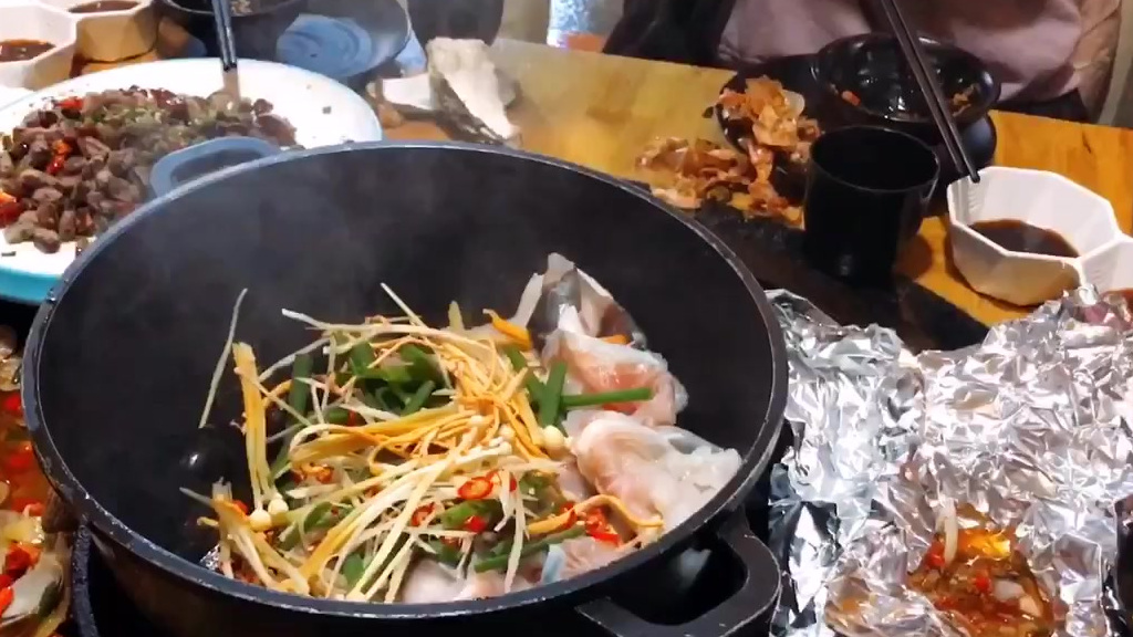 #国庆FUN假# #百城百味# 很多人以为重庆只有火锅,其实重庆还有诸多的美食。像蚝情火吧