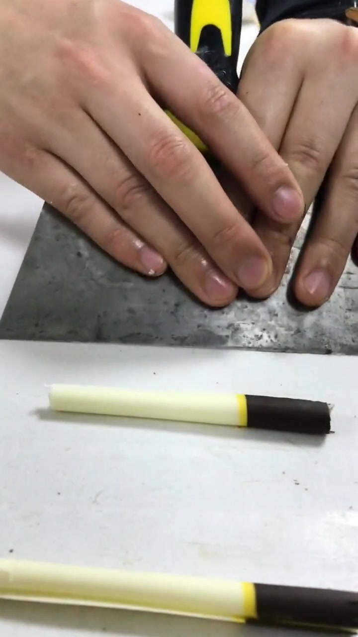 网红蛋糕装饰制作,这一条条的,怎么感觉像烟卷呢