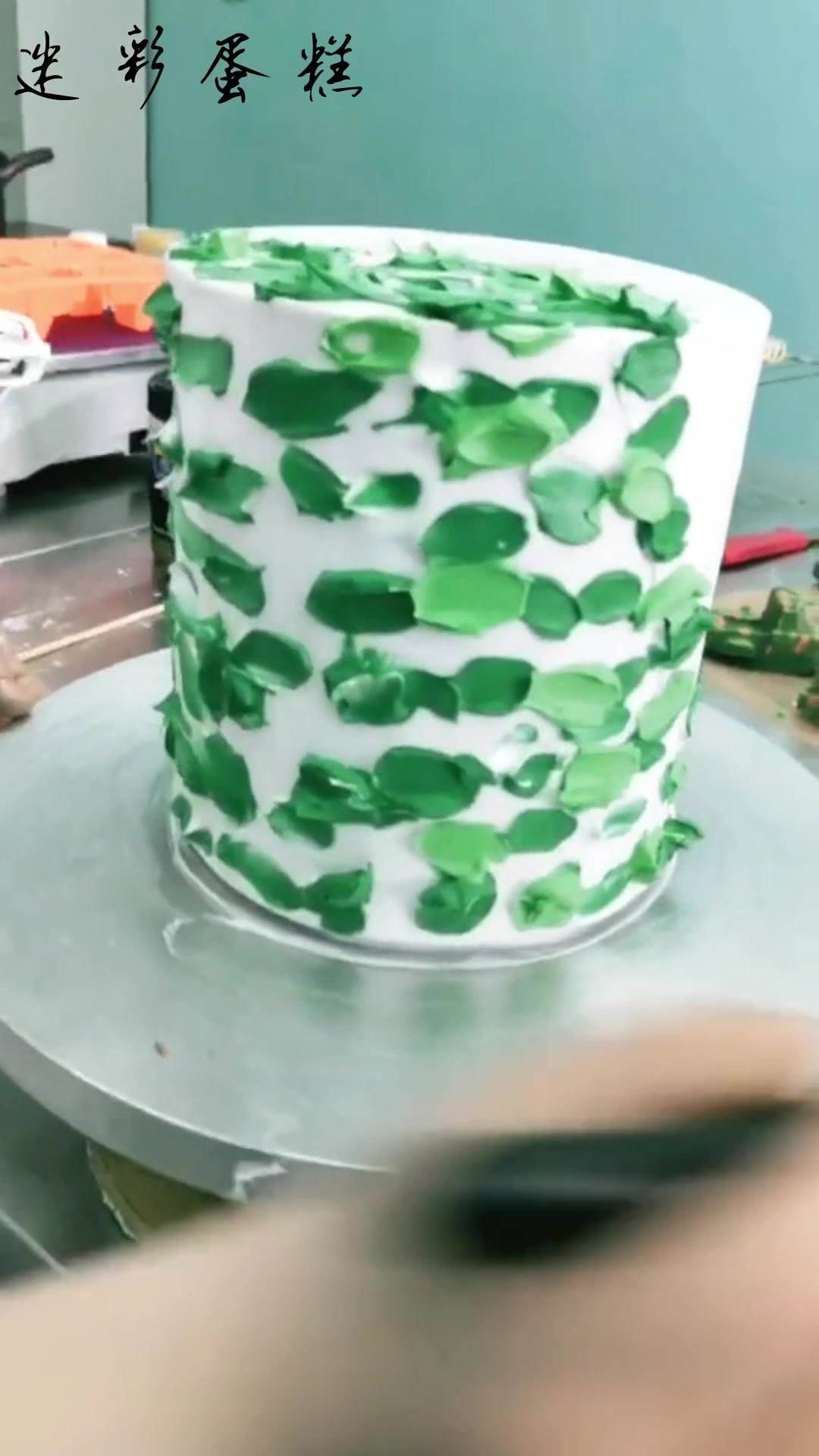 当兵的哥哥退伍了,为他定制了一款迷彩蛋糕,看到成品时,想独吞