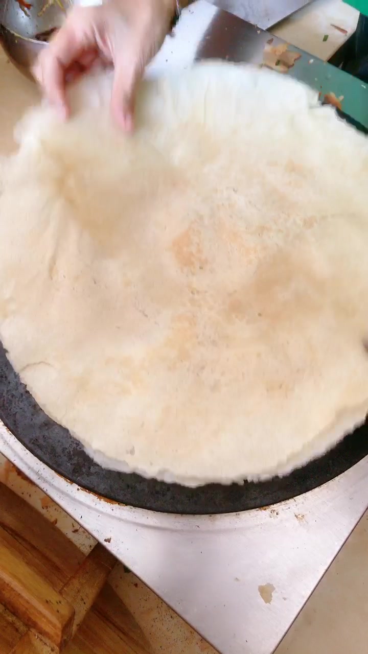 徐州老传统二妮菜煎饼,一个饼夹12种菜,8元一个吃到撑,超过瘾