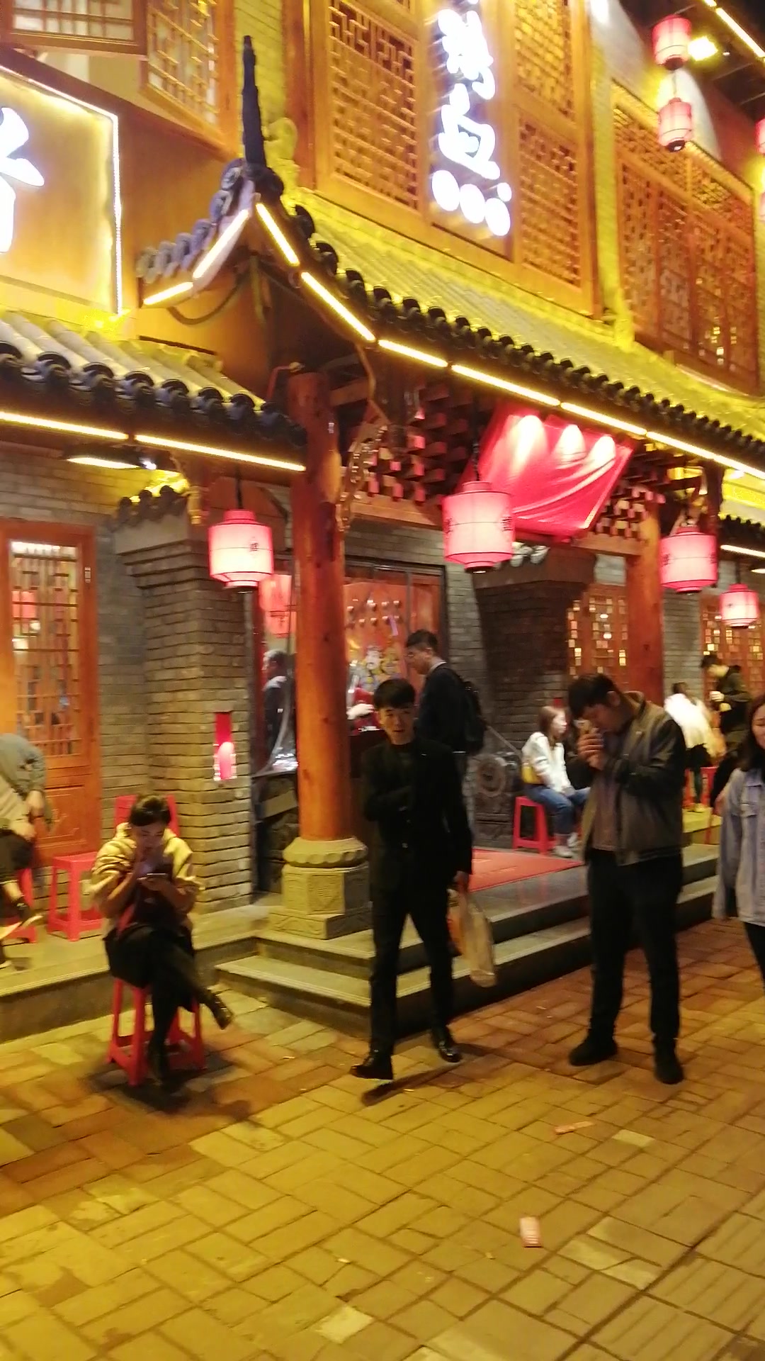 郑州政七街这家火锅店吃个饭得排号
