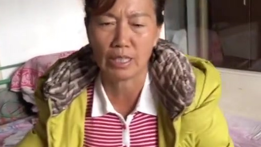 防范360度【大妈走出银行时因风太大被门带倒,摔断5根肋骨要求赔偿】黑龙江集贤,一位女士去