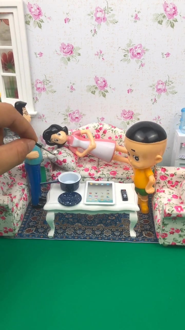大头儿子将方便面汤给围裙妈妈喝,妈妈感动不已