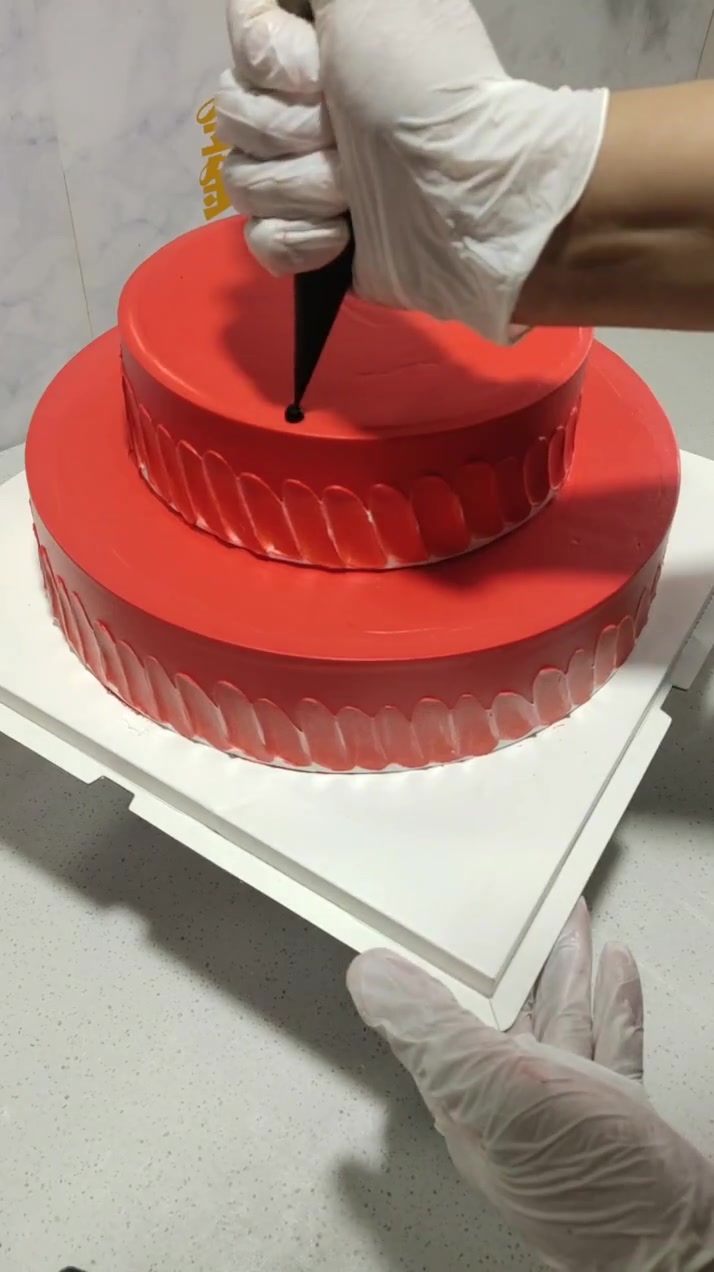 给家里老人定做的祝寿蛋糕,师傅手艺真是精湛,分分钟就做好了