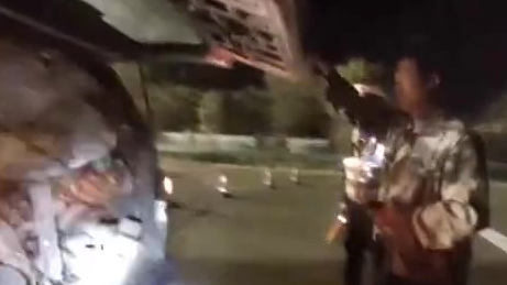 【如此客货混装 乘客:我太难了】10月4日晚,高速交警曹妃甸大队在对一辆面包车进行检查时,