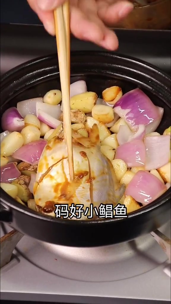 小鲳鱼别只做清蒸了,试试这个家庭做法,鲜香又美味!