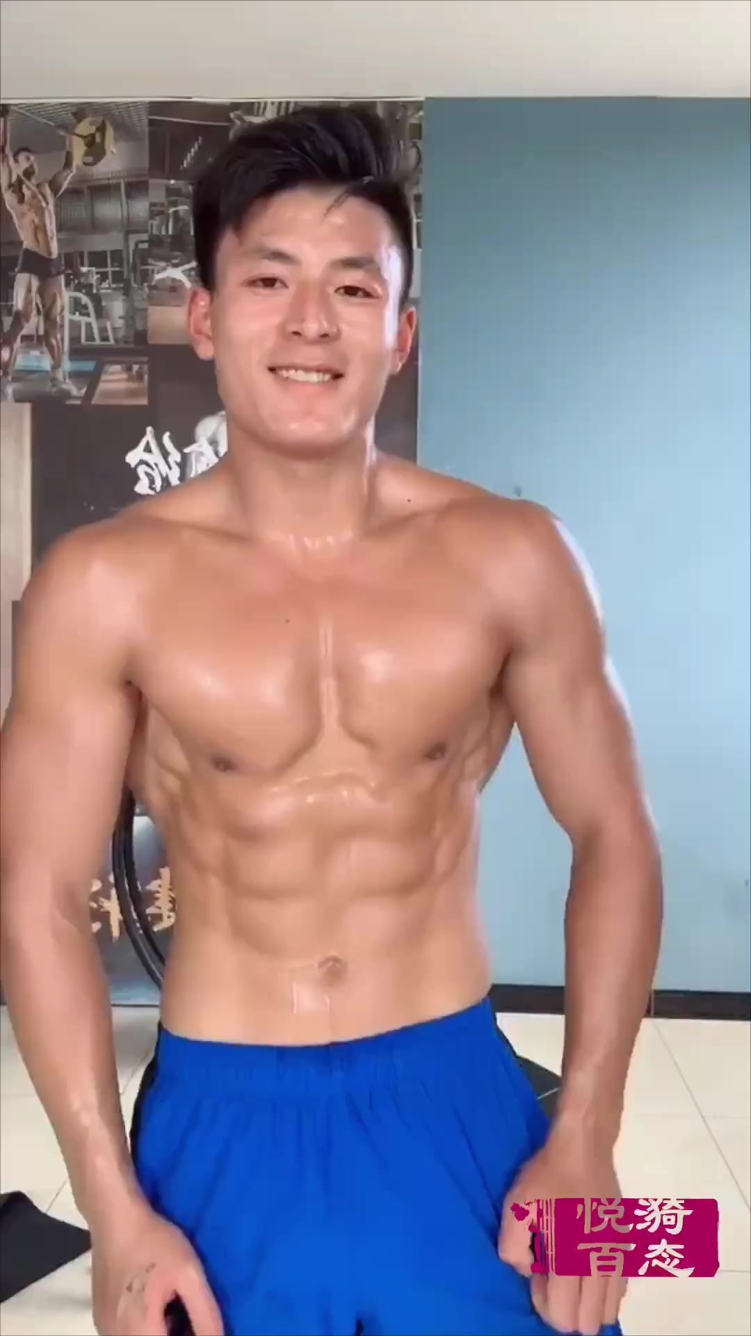 肌肉男秀完刀刻般的八块腹肌和鲨鱼线后,继续锻炼,男友力十足!
