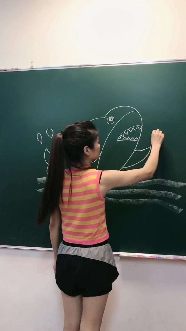 幼儿园身材很好的幼师,现场教大家画鲨鱼,我都被她吸引住了