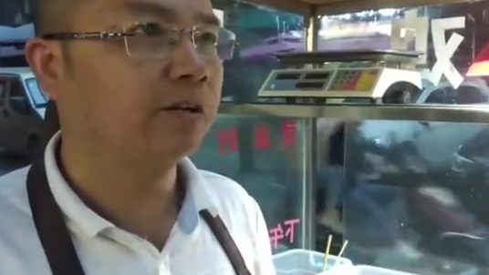 【一咬就脱骨!老字号药膳手撕鸡,多种药材小火煨制而成】四川成都有一家开了13年的药膳手撕鸡