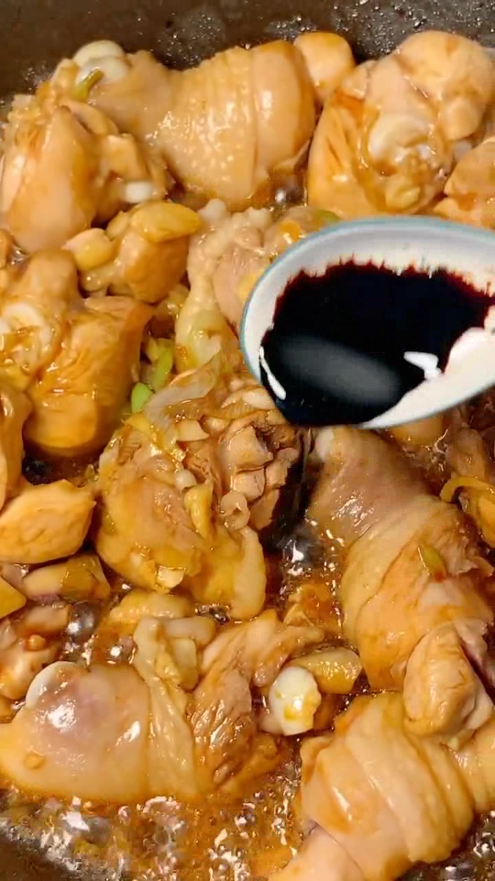 家庭版香菇烧鸡肉,鲜美嫩滑又多汁,一出锅家人抢着吃