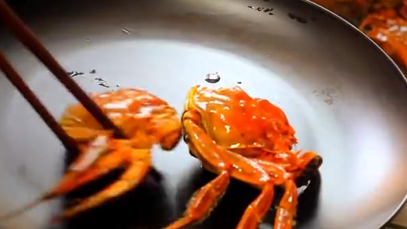 【香辣蟹】秋风起,蟹脚肥,又到了吃蟹的季节啦!分享一道香辣蟹的做法～～～戳视频,学起来。