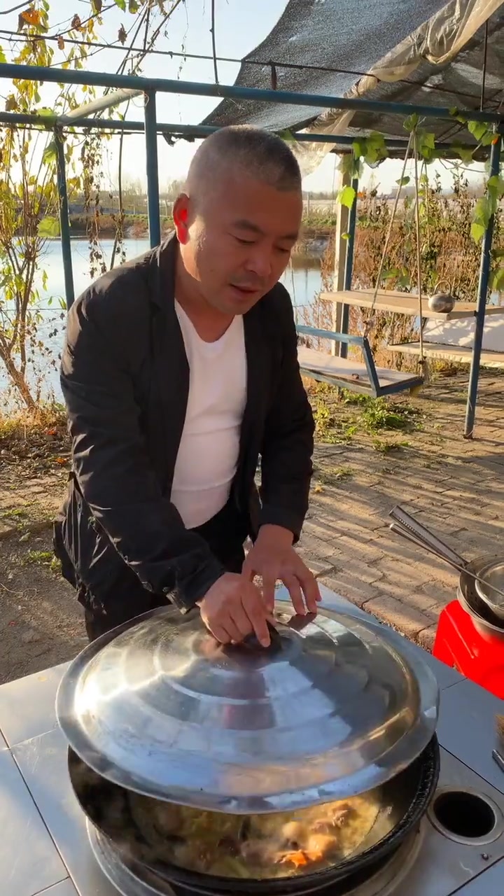 老公这次给做的鸭子炖酸菜,掀开锅盖那一刻,口水都流出来了