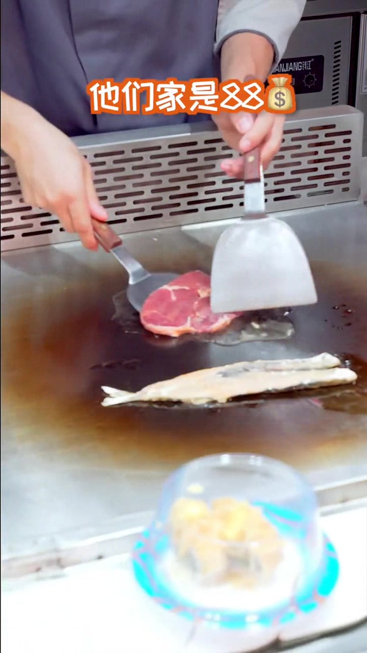 生意火爆的铁板烧,还能看铁板烧花式表演,大口大口吃真的超满足