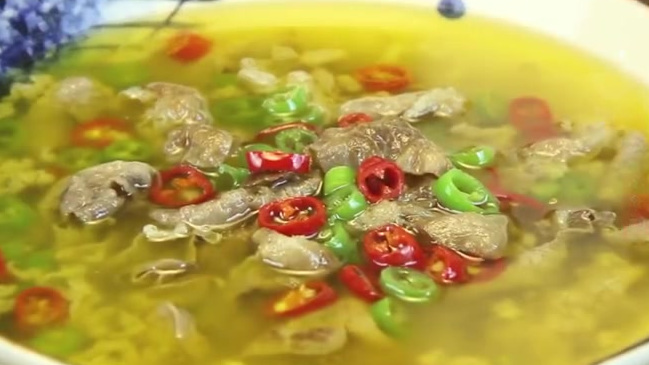 【酸汤肥牛】酸辣开胃 不管什么时候吃,不光肉和金针菇吃的一口不剩,连汤我都不舍得倒,要留下