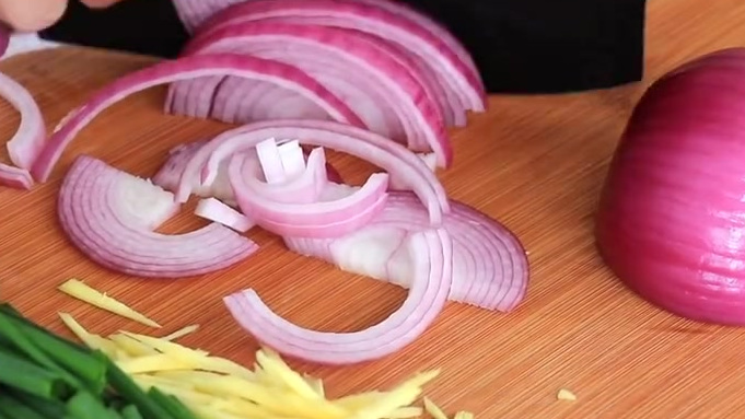 【黄焖草鱼】鱼块鲜嫩,配菜入味,汤汁浓郁,好吃的黄焖草鱼,码住学起来!