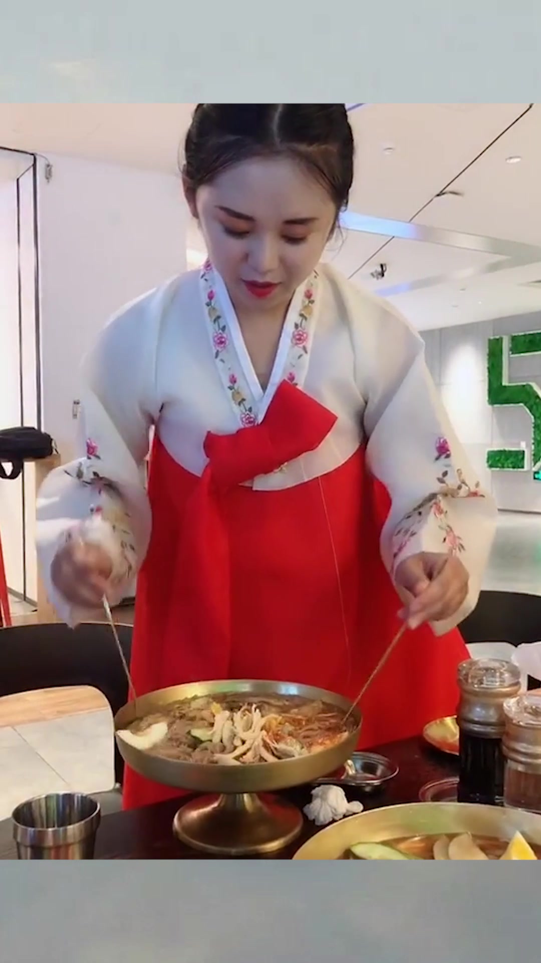 实拍小姐姐做正宗朝鲜冷面,接下来一幕,是我娶不起的女人
