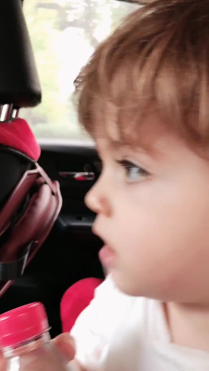 混血萌宝鱼仙儿的侧颜真的惊艳到我了,长长的睫毛像个小扇子