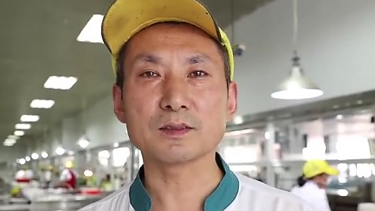 【高校4元盖浇饭 荤素搭配加量不加价!食堂:不赚钱也要做!】近日,淮阴师范学院食堂的窗口,