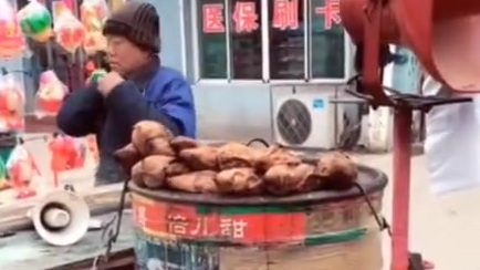 【 “妈妈,我想吃烤山药!”】最近,一段销售视频在网络上走红。视频中,街头卖烤山药的大叔因