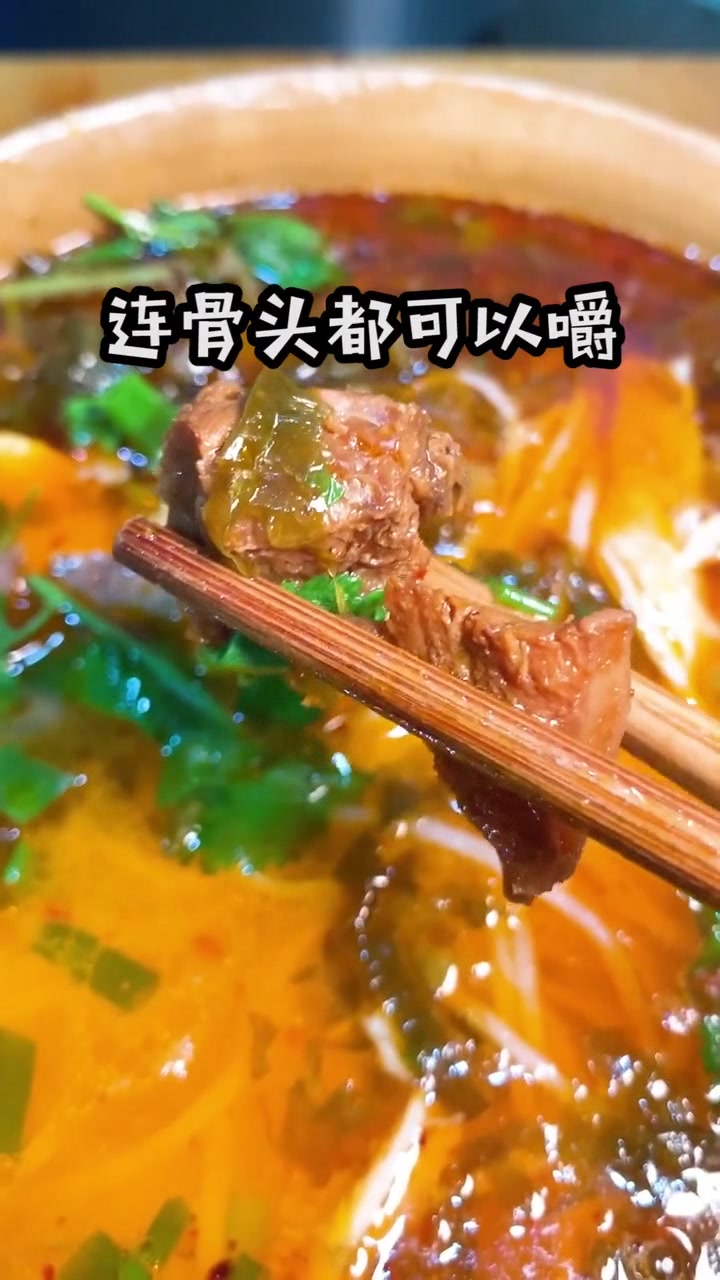 全成都最好吃的米线,招牌米线11元,炸鸡很香,连骨头都可以嚼
