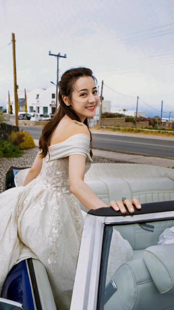 迪丽热巴,婚纱照像个降临人间的小仙女,这个笑容大家来守护