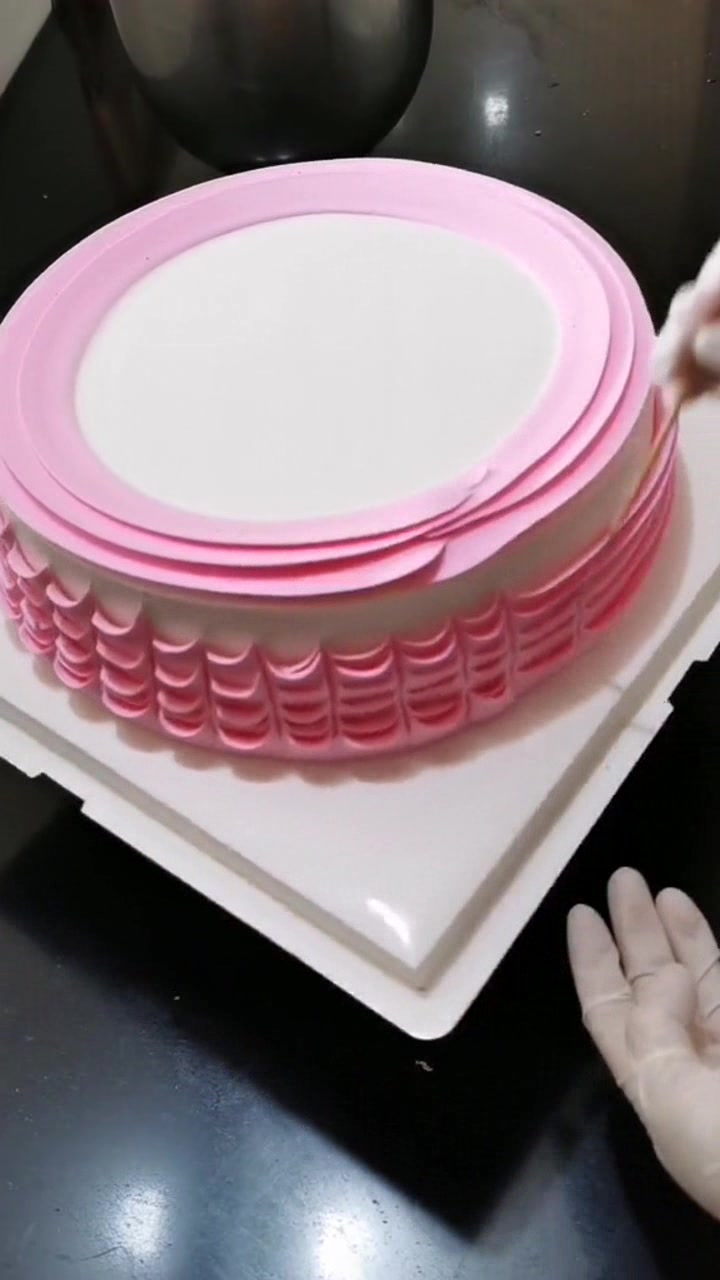 粉色小仙女生日蛋糕裱花过程,哇喔,这种有规律的奶油边好好看呀