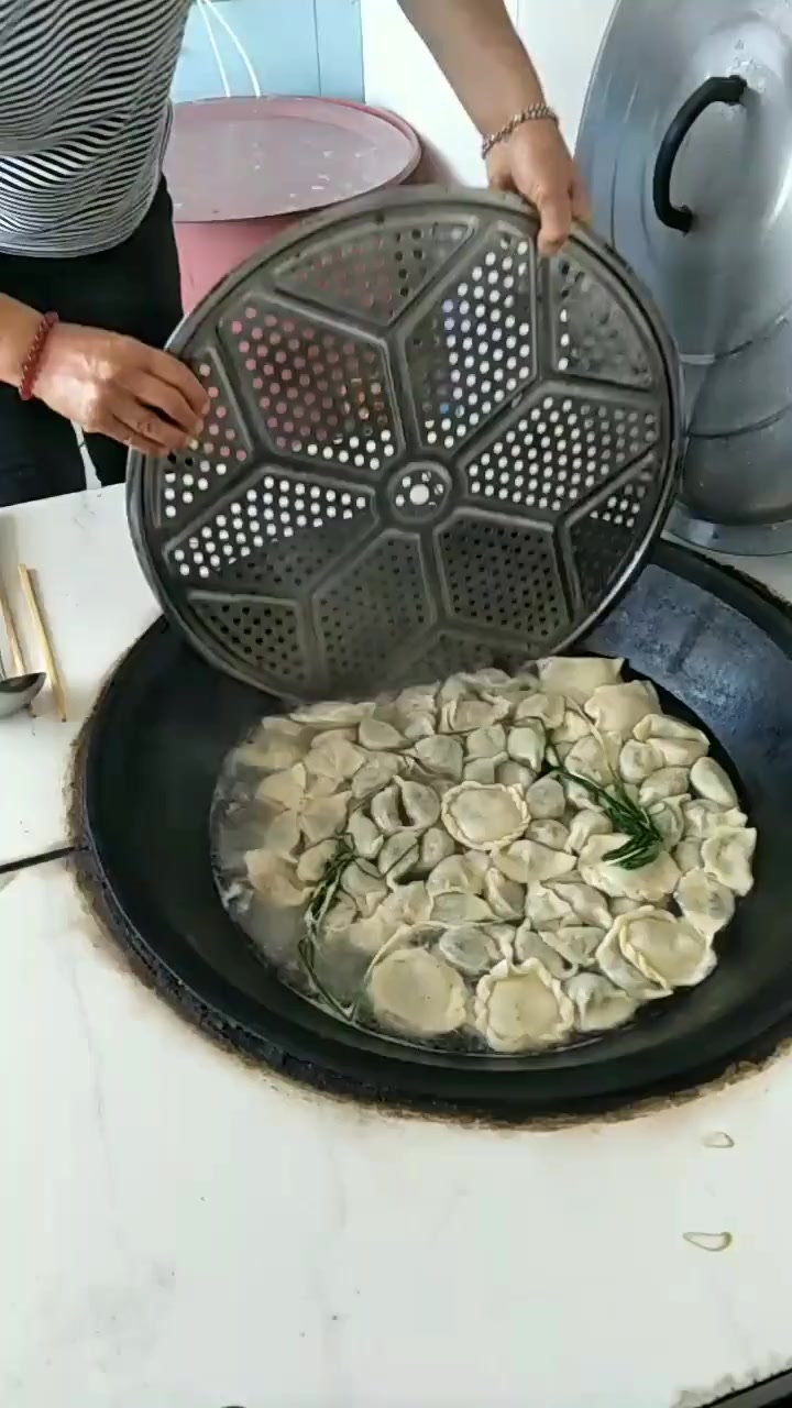 我们吃饺子都用盘子盛,这里盛饺子的方法我笑了,还是第一次见到