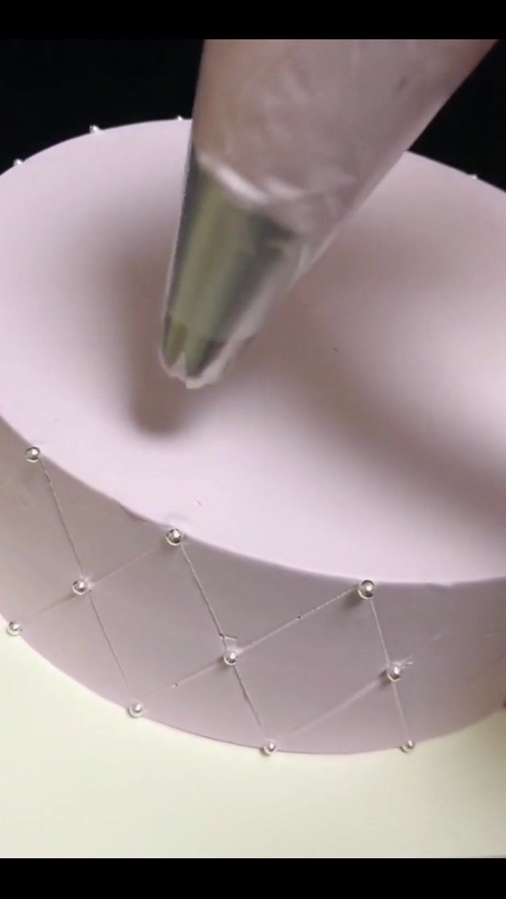 送给妈妈的生日蛋糕,虽然款式简简单单的,却包含着儿女浓浓爱意