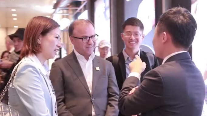 刚在中国快餐排行榜荣登中式快餐全国榜首的老乡鸡昨日在上海举行发布会,要做每个人的家庭厨房,