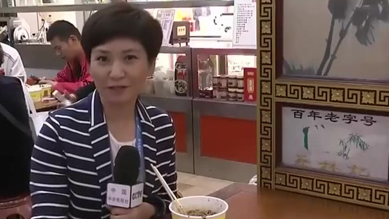 【军运看武汉之“食”:汉味过早尝遍南北味!】热干面、三鲜豆皮、糊汤粉、面窝、蛋酒、鸭脖子…