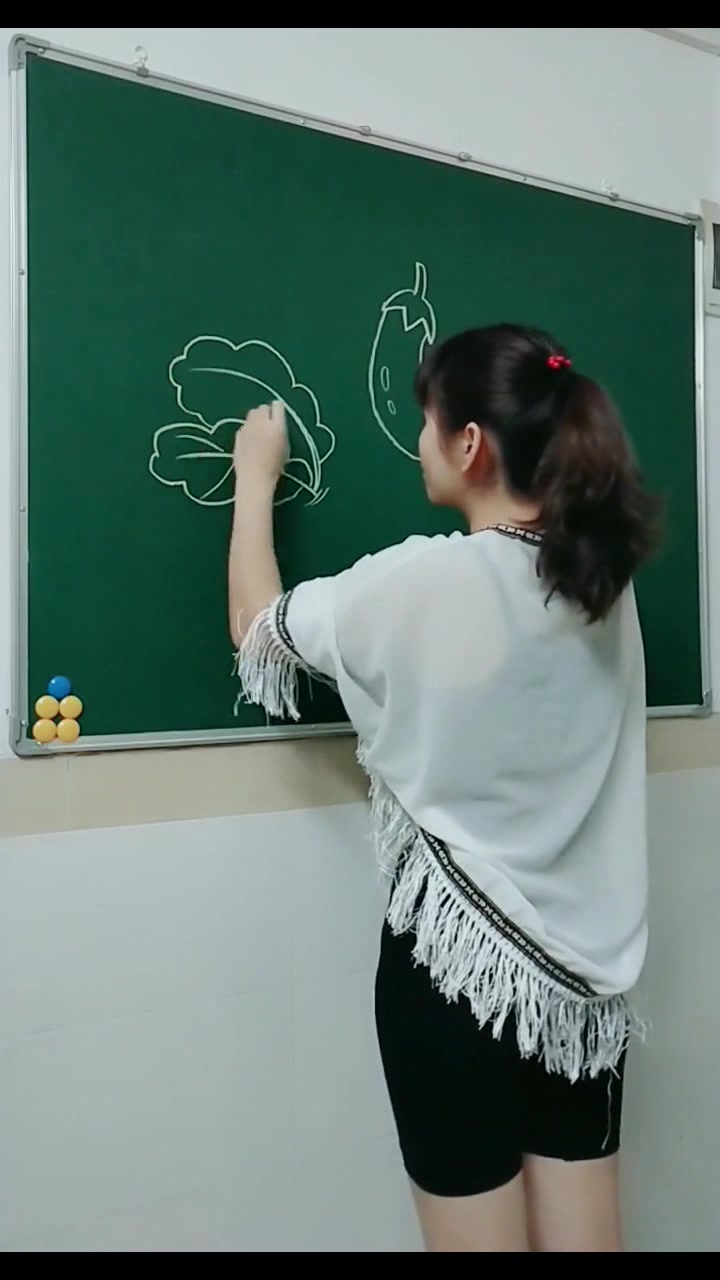 幼儿园身材很优秀的幼师,教大家画蔬菜,看上一遍保证你上瘾