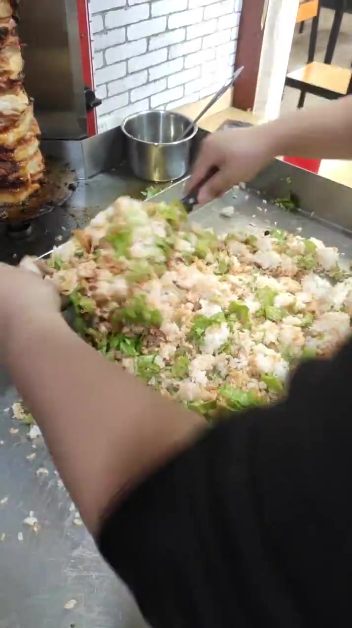 这才叫真正的烤肉拌饭,平时吃的都弱爆了,网友:长见识了!