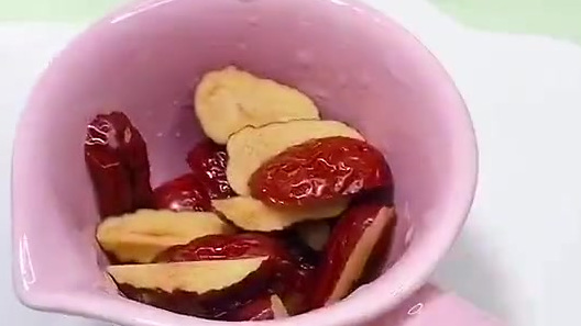 【红豆黑米粥】周末,就该好好熬一个粥,发个微博或朋友圈,配一句唯美的朋友圈文案 ,补铁又补