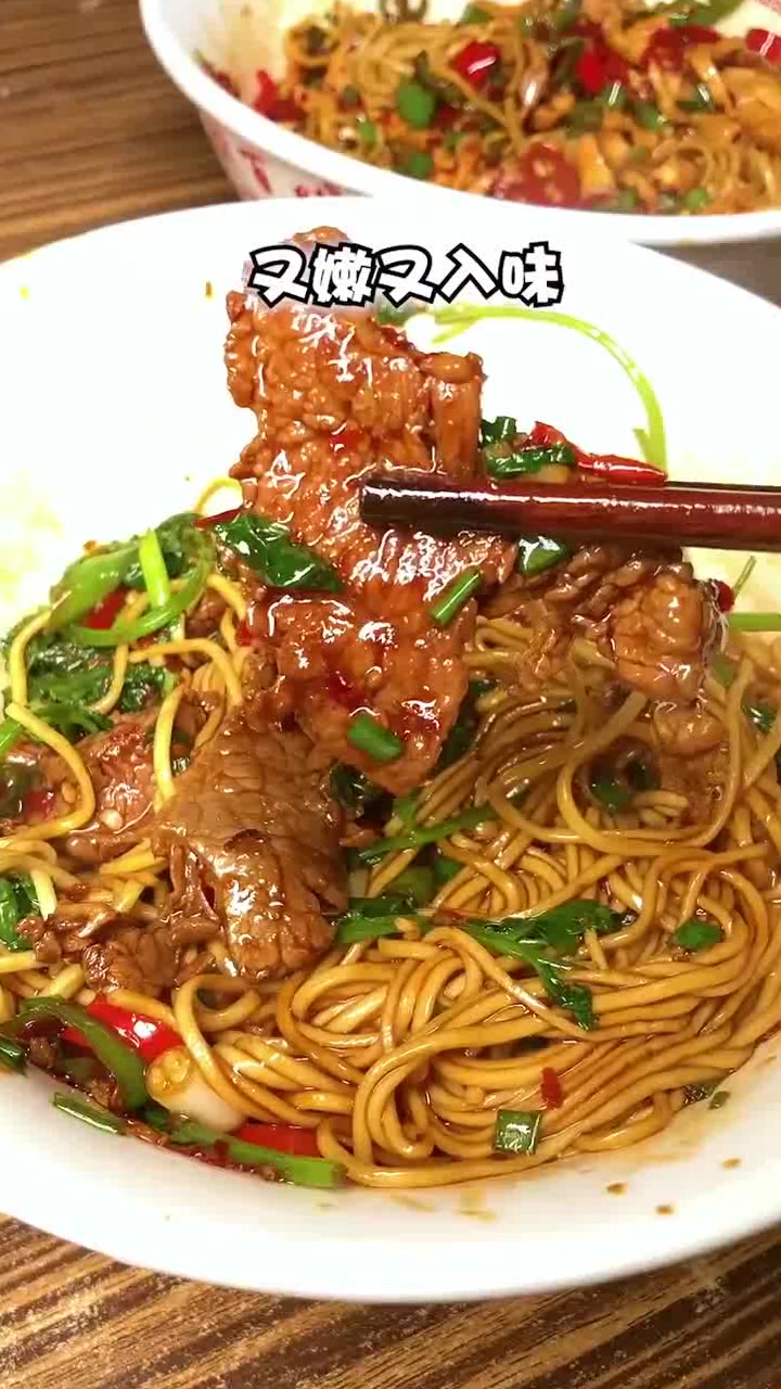 藏在宵夜街最像大排档的粉店,牛肉大入味,点最多的是麻辣鸡丝面
