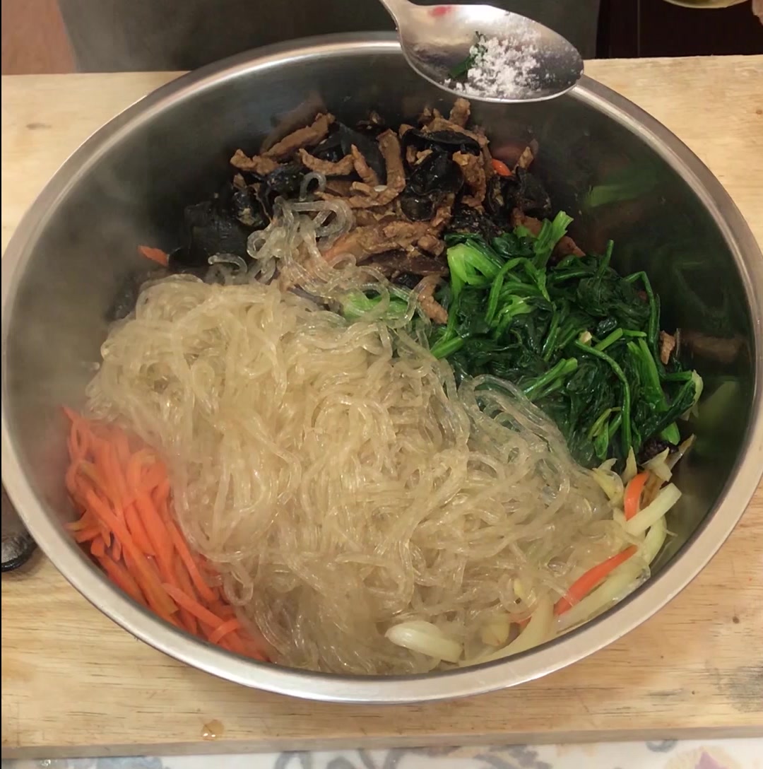 韩剧美食炒杂菜其实是拌出来的,步骤虽繁琐,但味道好几乎天天吃