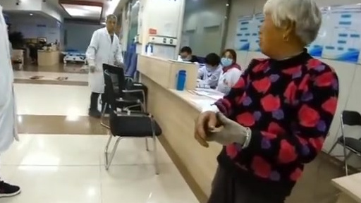 【老人意外划伤动脉,交警开道紧急送医】10月18日,辽宁锦州交警支队民警彭泽华、夏重武在执