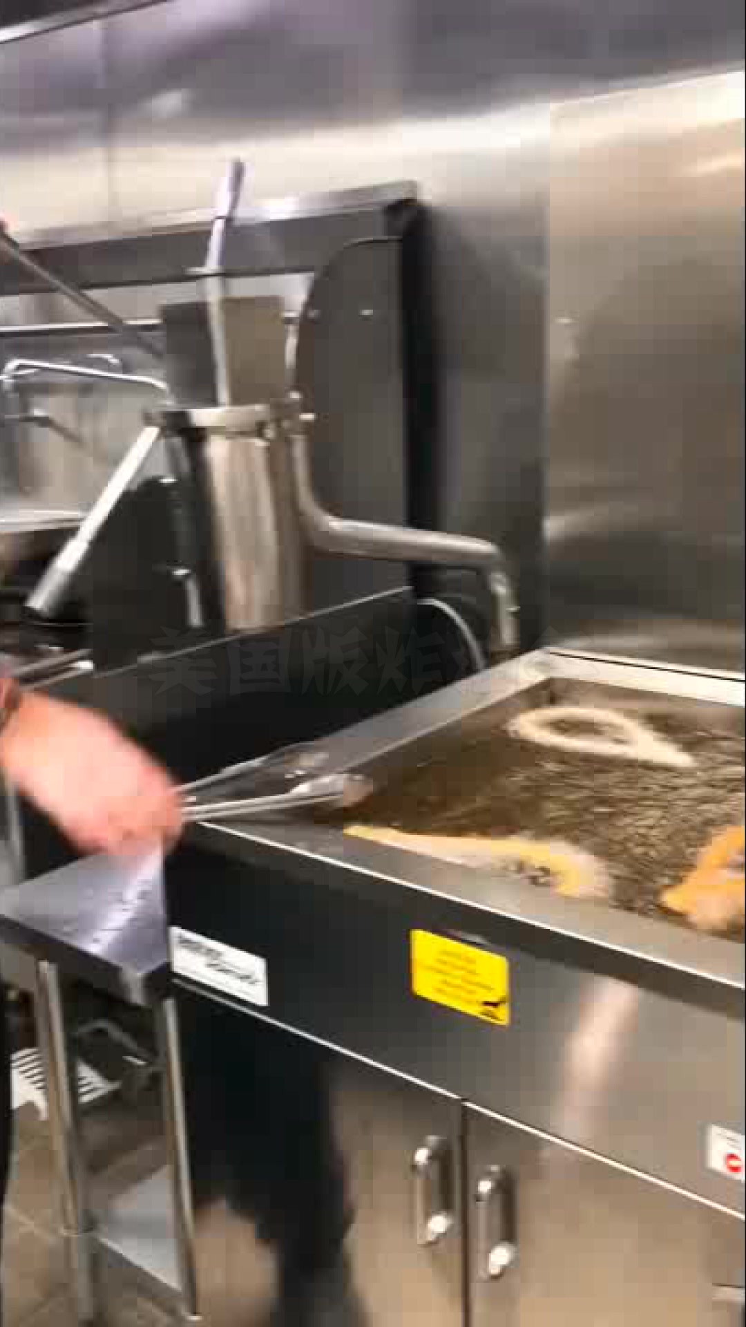 美国版炸油条,看到店员的动作,网友:这油条没有灵魂!