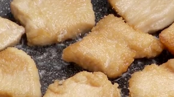 【烧汁鸡胸圆白菜】软嫩多汁的鸡胸肉做法,香脆外壳裹上照烧酱汁,咬开是丝丝分明的香嫩鸡肉。再
