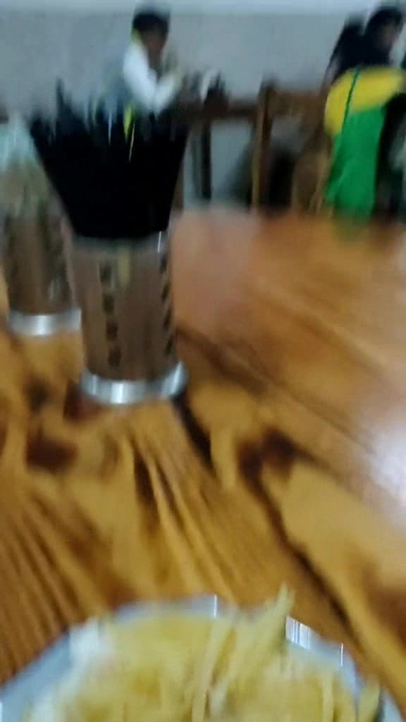 这是我点的酸辣土豆丝盖浇饭,确定不是薯条?