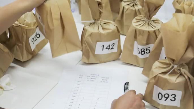 【喝了奶茶后睡不着?喜茶等10款珍珠奶茶检出咖啡因】近日,深圳市光明区消费者委员会开展珍珠