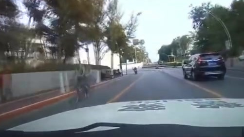 【老人意外划伤动脉 交警开道紧急送医】10月18日,辽宁锦州交警支队民警彭泽华、夏重武在执