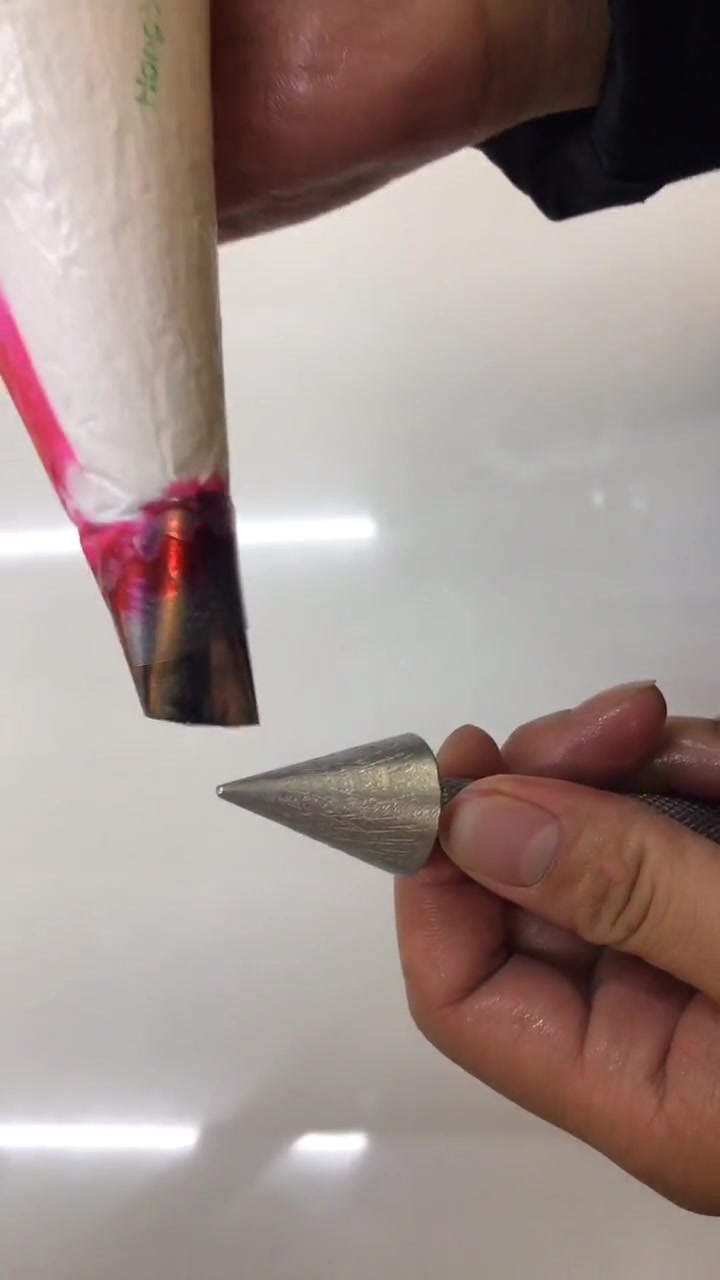 蛋糕玫瑰花裱花教程,简单易学,在家也能做出美丽好看的蛋糕