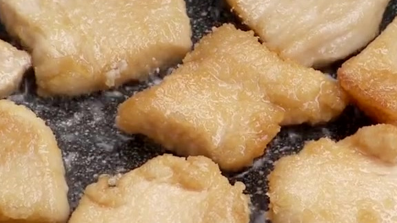 【烧汁鸡胸圆白菜】软嫩多汁的鸡胸肉做法,香脆外壳裹上照烧酱汁,咬开是丝丝分明的香嫩鸡肉。再