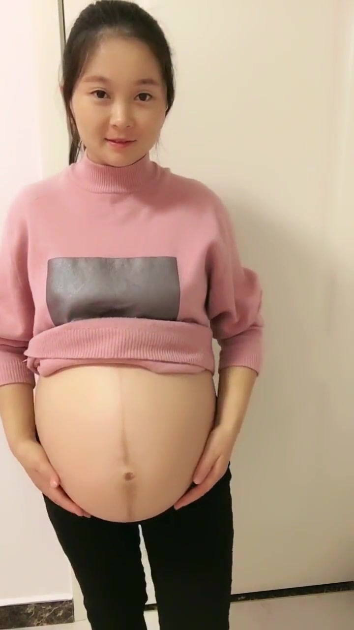 这是怀孕八个月的孕妇,肚子又大又圆,看样子怀的是男孩!