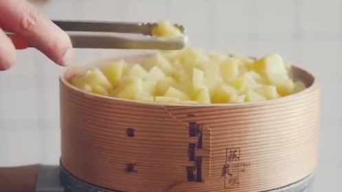 一个小视频让你更直观的了解,今天开团的麦饭石不粘奶锅+蒸笼。  只要109,这个百元小就能