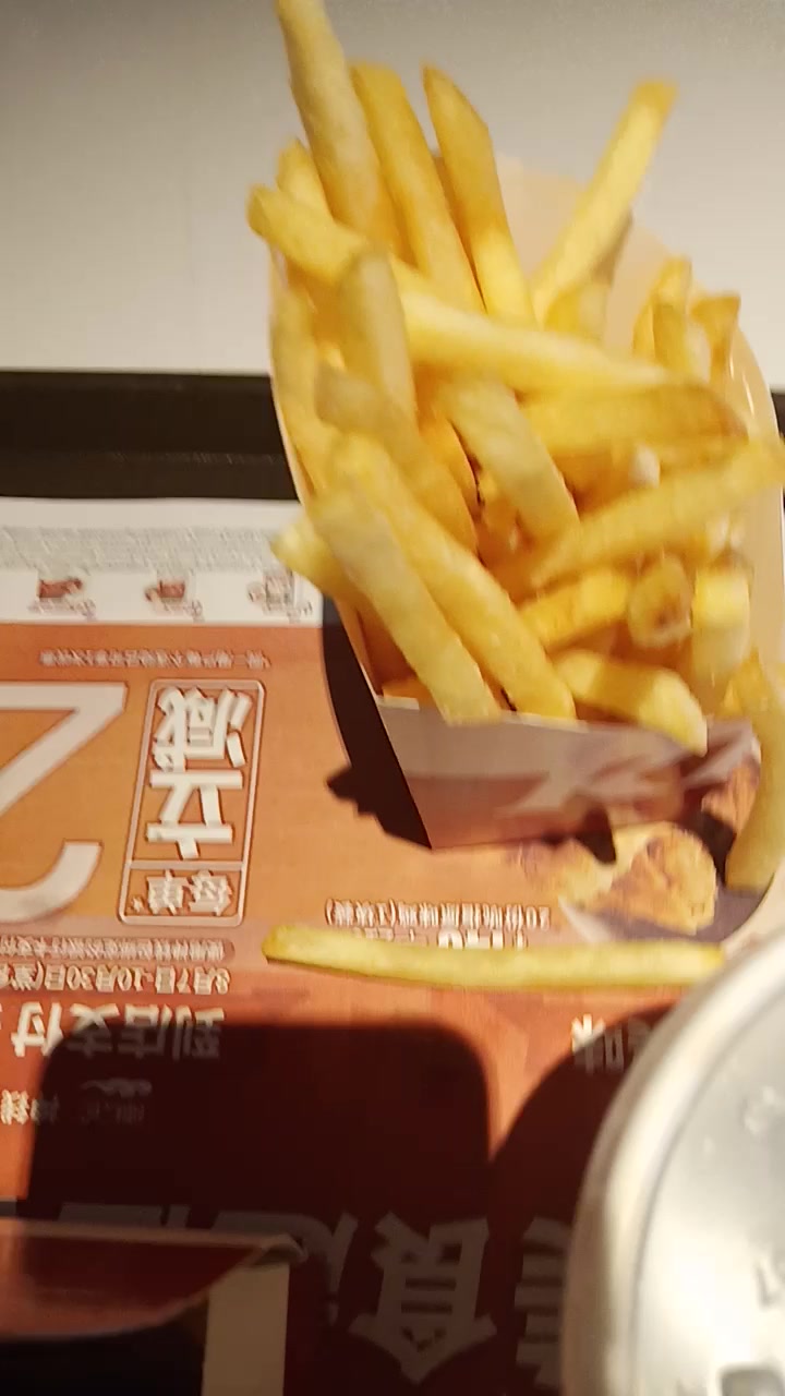 今天我的晚餐肯德基蓝莓蛋挞可乐薯条!