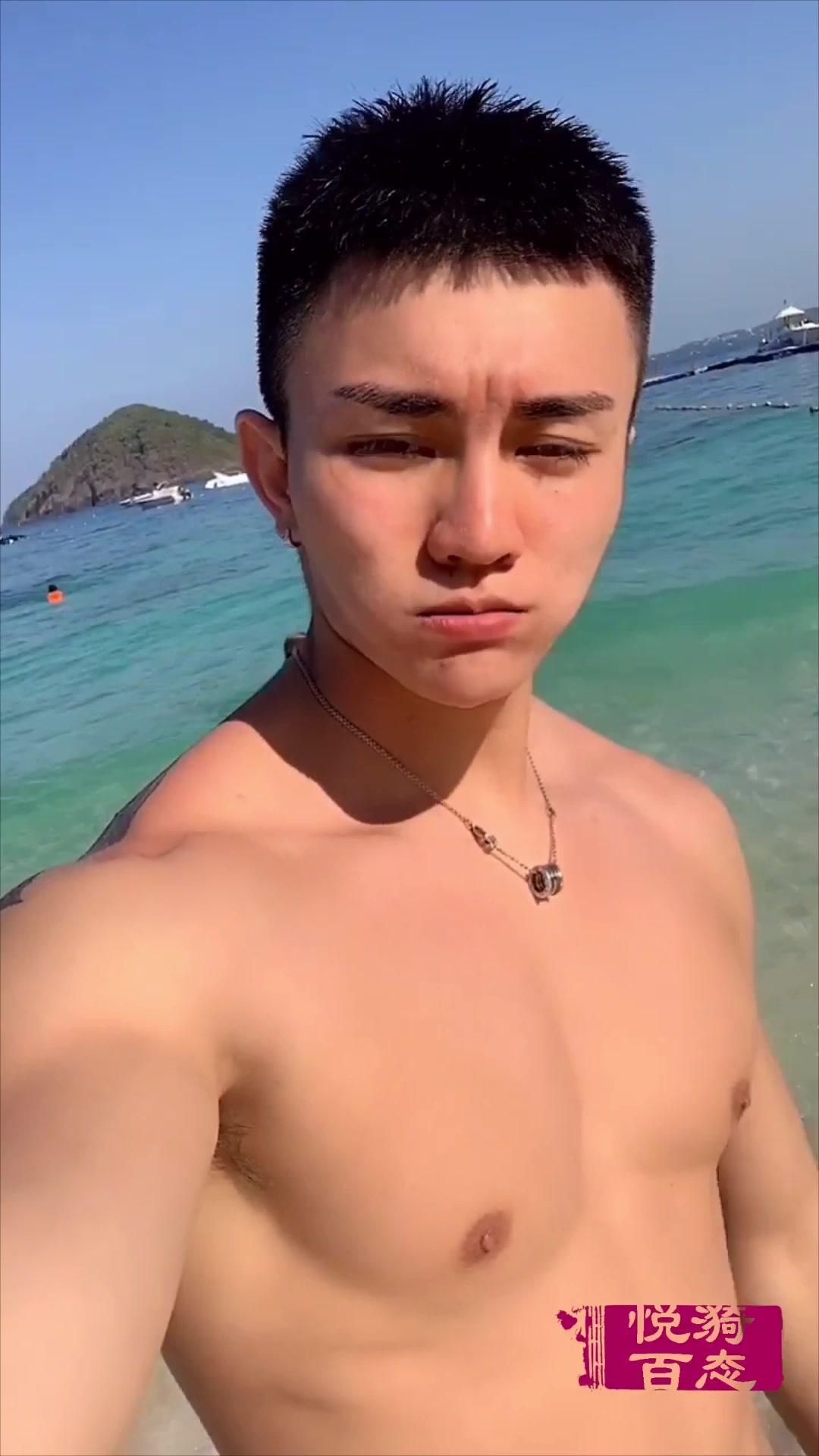 美颜肌肉男在海边秀自拍,结实的胸肌和腹肌令人羡慕!