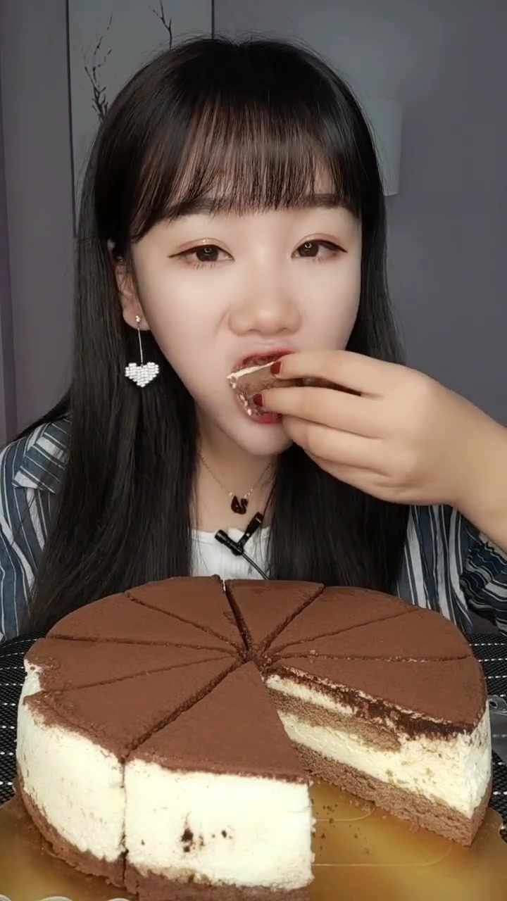 大璐小姐姐吃甜品了,今天全是巧克力系列,热量爆表也不怕
