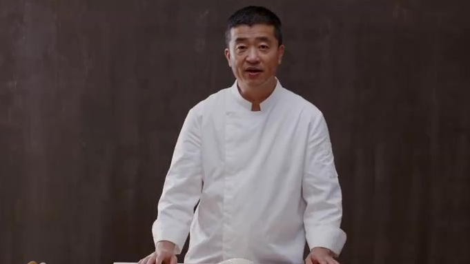 【绉纱馄饨】江南人吃东西特讲究,比如皮薄透馅的小馄饨,到了江浙一带就获得了一个雅到骨子里的