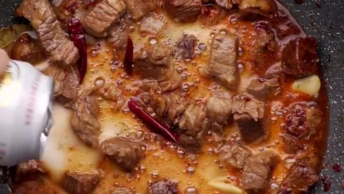 【板栗烧牛肉】栗子浓郁的香气,伴上牛肉酱烧后的软烂酱香。相辅相成,奇妙融合,是超爱的秋季食